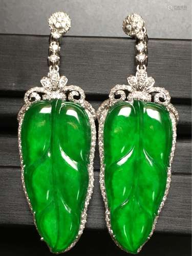 A NATURAL LEAF-SHAPED JADEITE EARRING