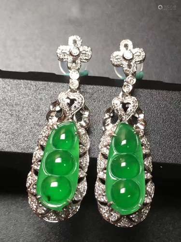 A NATURAL PEAPOD-SHAPED MANLV JADEITE EARRING