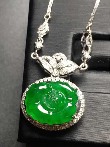 A NATURAL MANLV JADEITE NECKLACE