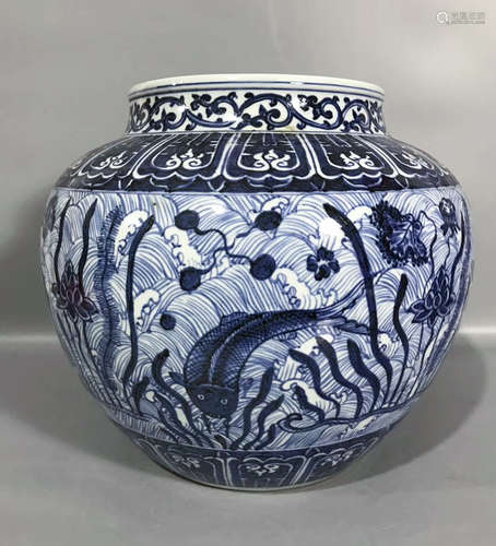 A BLUE&WHITE FISH JAR