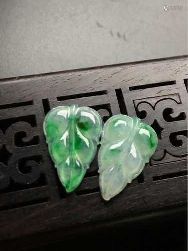 A NATURAL LEAF-SHAPED PIAOLV JADEITE PENDANT