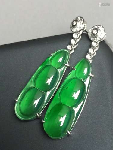 A NATURAL PEAPOD-SHAPED JADEITE EARRING