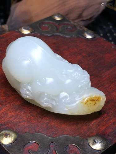 A NATURAL HETIAN JADE PENDANT