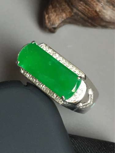 A NATURAL SADDLE-SHPAED YANGLV JADEITE RING