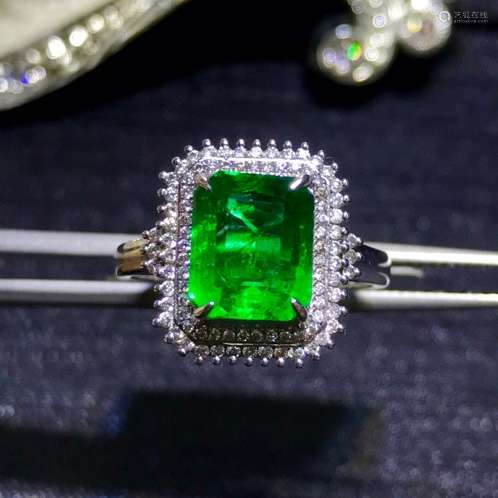 A NATURAL EMERALD RING