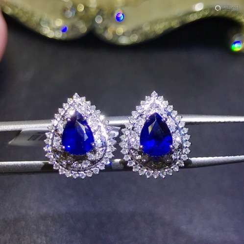 A NATURAL SRI LANKA SAPPHIRE EARRING