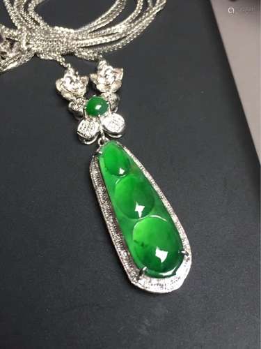 A NATURAL PEAPOD-SHAPED JADEITE NECKLACE