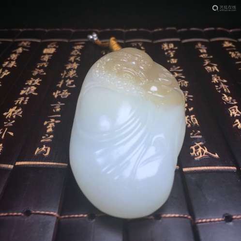 A NATURAL HETIAN JADE PENDANT