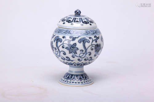 A Chinese Blue and White Porcelain Vase with Cover