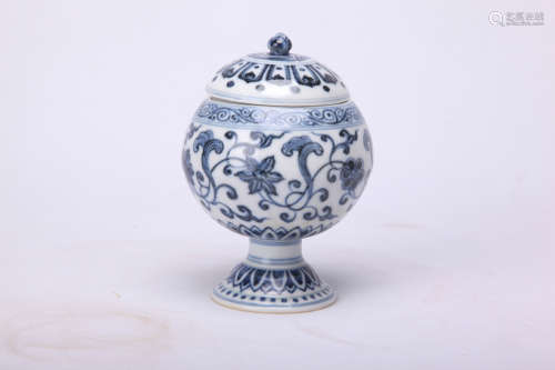 A Chinese Blue and White Porcelain Vase with Cover