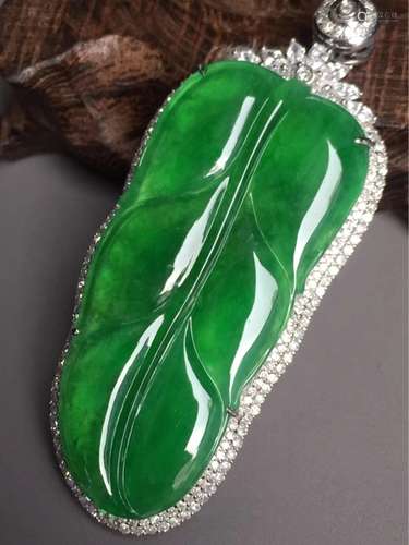 A NATURAL YANGLV  JADEITE LEAF-SHAPED PENDANT