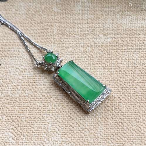 A NATURAL ICY  JADEITE NECKLACE