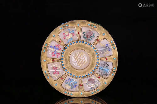 A QING DYNASTY GILT BOX WITH A ROUND LID