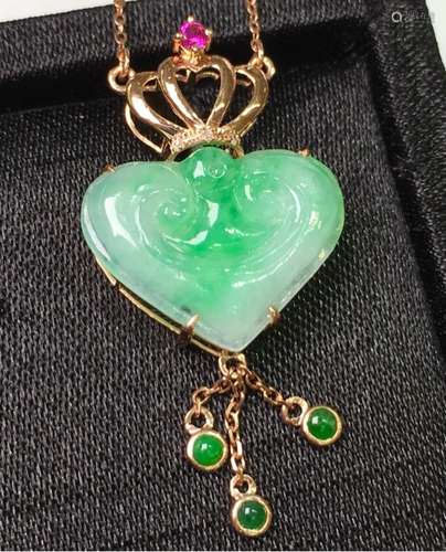 A NATURAL JADEITE NECKLACE