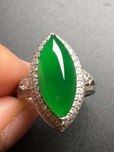 A NATURAL JADEITE HORSE-EYE SHAPED RING