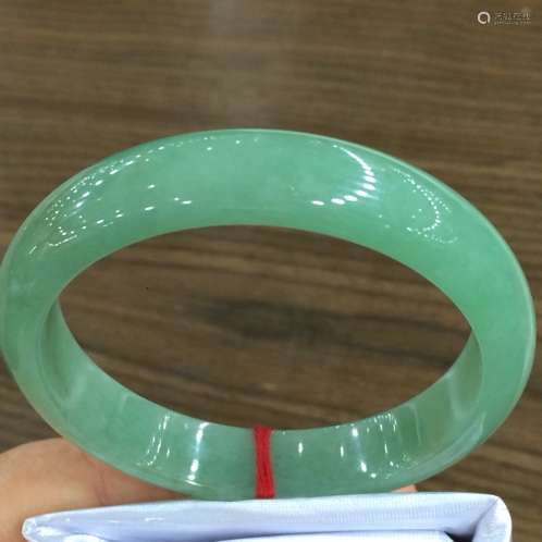 A NATURAL JADEITE BRACELET