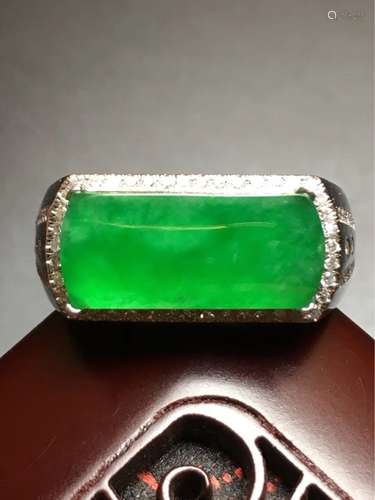 A NATURAL  MANLV  JADEITE SADDLE-SHPAED RING