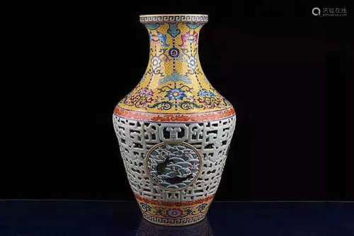 A ENAMELED GOLD CARING HOLLOWED-OUT VASE,QING QIANLONG DYNASTY