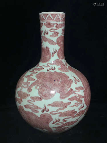 A UNDERGLAZE-RED MALE LION TATTOO CASE,QING QIANLONG DYNASTY