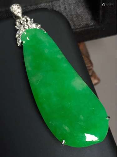 A NATURAL YANGLV  JADEITE MELON-SHAPED PENDANT