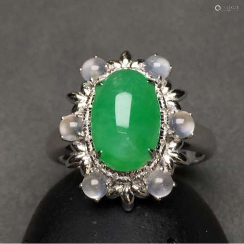 A NATURAL  YANGLV  JADEITE EGG-SHAPED RING