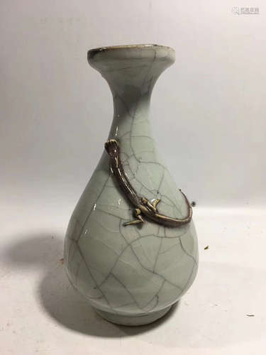 A MING DYNASTY VASE WITH DRAGON