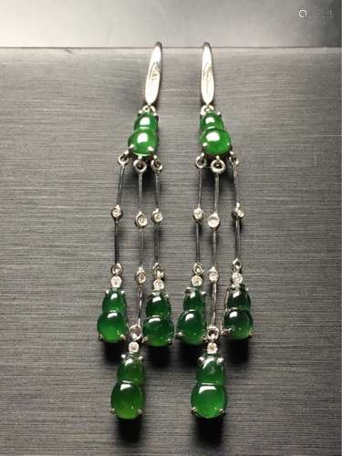 A PAIR OF NATURAL  MANLV JADEITE GOURD-SHAPED EARRINGS