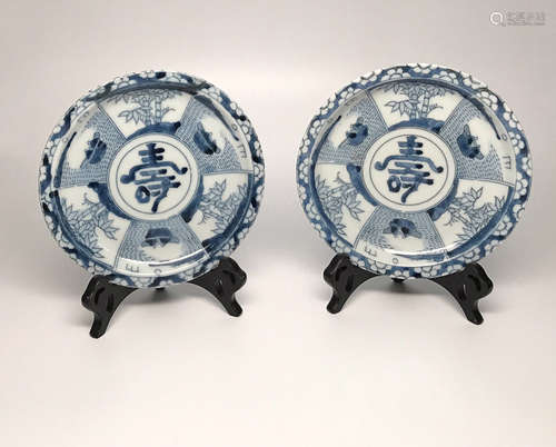 A PAIR OF BLUE AND WHITE SHOU PLATE