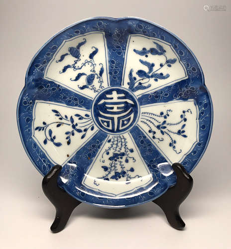 A BLUE AND WHITE SHOU AND FLOWER PLATE