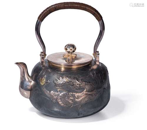 日本明治时期 银胎浮雕龙纹提梁壶