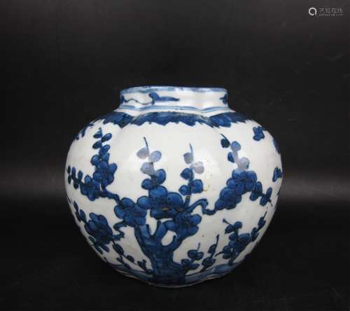 CHINESE BLUE AND WHITE PORCELAIN JAR