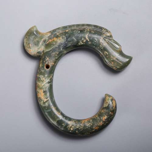 CHINESE ARCHAIC JADE DRAGON PENDANT