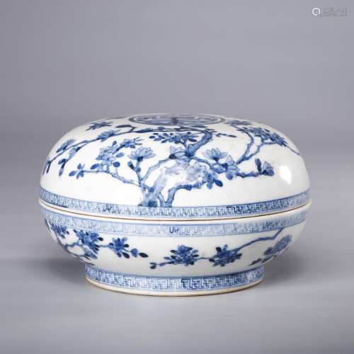CHINESE BLUE AND WHITE FOLIAGE COVER BOX