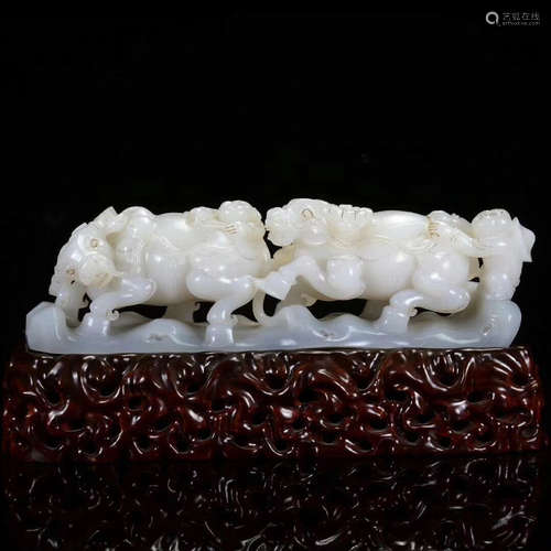 A HETIAN JADE CARVED BULLS PENDANT