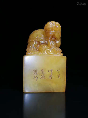 A TIANHUANG STONE CARVED SEAL WITH A MARK