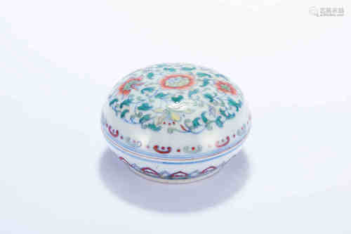 A Chinese Dou-Cai Porcelain Box with Cover