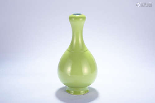 A Chinese Apple-Green Glazed Porcelain Vase
