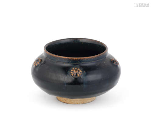 Jin/Yuan Dynasty  A black-glazed 'chrysanthemum' jar