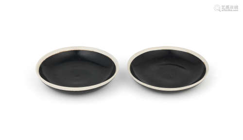 12th/13th century A pair of Cizhou-type white-rimmed and black glazed dishes