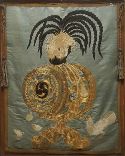 A JAPANESE SILK EMBROIDERY DEPICTING A ROOSTER ON AN O-DAIKO DRUM, EDO OU MEIJI, 19TH C.