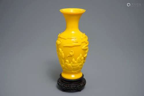 A CHINESE BEIJING GLASS VASE WITH FIGURES, QIANLONG MARK, 19/20TH C.