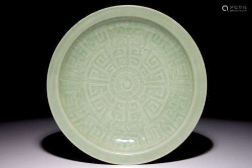 A CHINESE CELADON DISH WITH INCISED FLORAL DESIGN, 18/19TH C.
