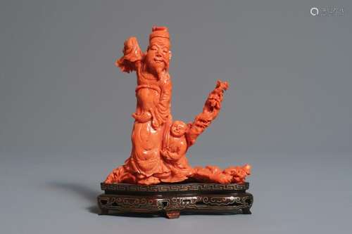 A CHINESE CARVED RED CORAL FIGURE OF A SAGE WITH A CHILD, 19/20TH C.