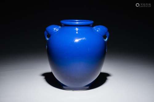 A CHINESE MONOCHROME BLUE VASE WITH BIRD'S HEAD-SHAPED HANDLES, YONGZHENG MARK, 18/19TH C.