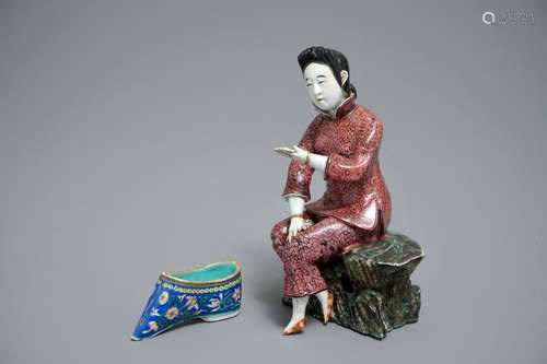 A CHINESE FAMILLE ROSE MODEL OF A LADY AND A MINIATURE SHOE, 19/20TH C.