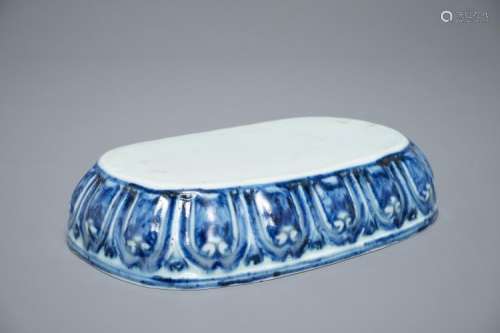 A CHINESE BLUE AND WHITE LOTUS THRONE-SHAPED STAND, XUANDE MARK, 19/20TH C.