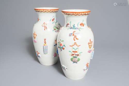 A PAIR OF CHINESE FAMILLE ROSE VASES WITH APPLIED DESIGN OF ANTIQUITIES, REPUBLIC, 1ST HALF 20TH C.