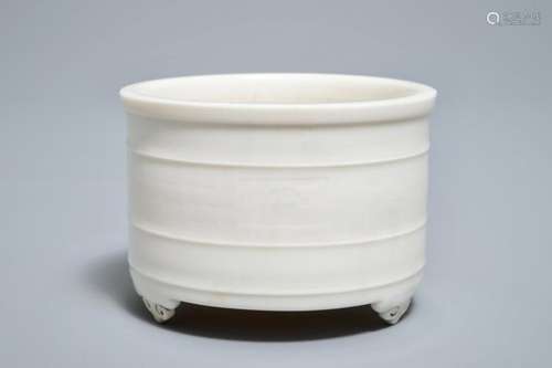 A CHINESE CYLINDRICAL BLANC DE CHINE DEHUA CENSER ON RUYI FEET, 19/20TH C.