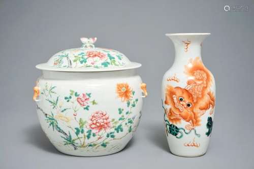 A CHINESE FAMILLE ROSE BOWL AND COVER AND A VASE WITH BUDDHIST LIONS, 19/20TH C.