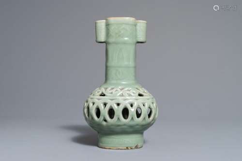 A CHINESE CELADON-GLAZED RETICULATED DOUBLE-WALLED VASE, 19/20TH C.